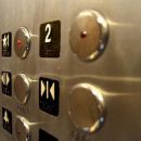 В шахте лифта казанской многоэтажки нашли труп мужчины