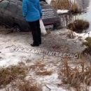 Машина провалилась под воду на Голубом озере