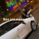 В Казани пара предалась разврату на капоте машины прямо на дороге. Их сняли на видео