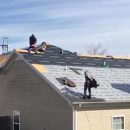 Рабочие перепутали дом и случайно сняли его крышу