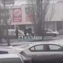 Соцсети: в Казани мужчины затеяли драку на улице из-за тюльпанов