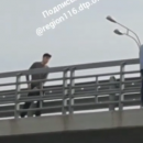 Соцсети: в Казани мужчина угрожал прыгнуть с моста