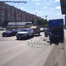 В Казани грузовик с газовыми баллонами влетел в трамвайную остановку