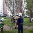 В Казани спасатели более 10 часов уговаривают мужчина слезть с дерева