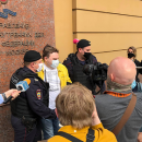 Вышедших поддержать арестованного за одиночный пикет журналиста задержали