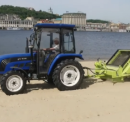 Песок на пляжах в Киеве чистят спецтехникой (видео)