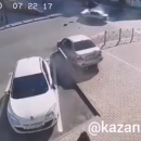 В Казани во время ДТП в припаркованную машину отлетел кусок забора