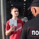 Под аплодисменты: на Баумана парня, вышедшего с пикетом против Путина, задержала полиция