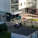 В Казани женщина выпала из окна многоэтажки и погибла на месте