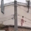 Соцсети: в Казани обнаженный мужчина бесцельно прогуливался по крыше дома