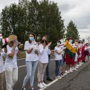 Жители Литвы встали в 35-километровую цепь в поддержку белорусской оппозиции
