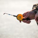 Огромная рыба утянула на дно озера украинского рыбака