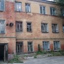 Грибы на стенах и падающие кирпичи: мэрия Казани отказывается расселять жильцов аварийного дома