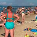Переполненные отдыхающими пляжи Анапы в бархатный сезон сняли на видео