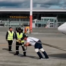 Россиянин протащил 16-тонный самолет и установил мировой рекорд
