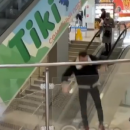 В сети обсуждают видео, на котором житель Казани в торговом центре спрыгнул с третьего этажа