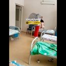 Медсестра российской больницы оттаскала ребенка за волосы и попала на видео