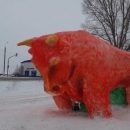 Нашествие вандалов:  попытка сломать скульптуру снежного быка в Татарстане попала на видео
