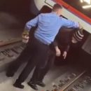 Мужчина в московском метро прыгнул на рельсы перед приближающимся поездом