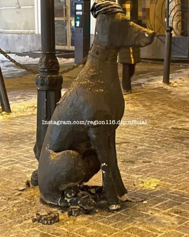 Вандалы в Казани сломали скульптуру, посвященную выброшенным животным
