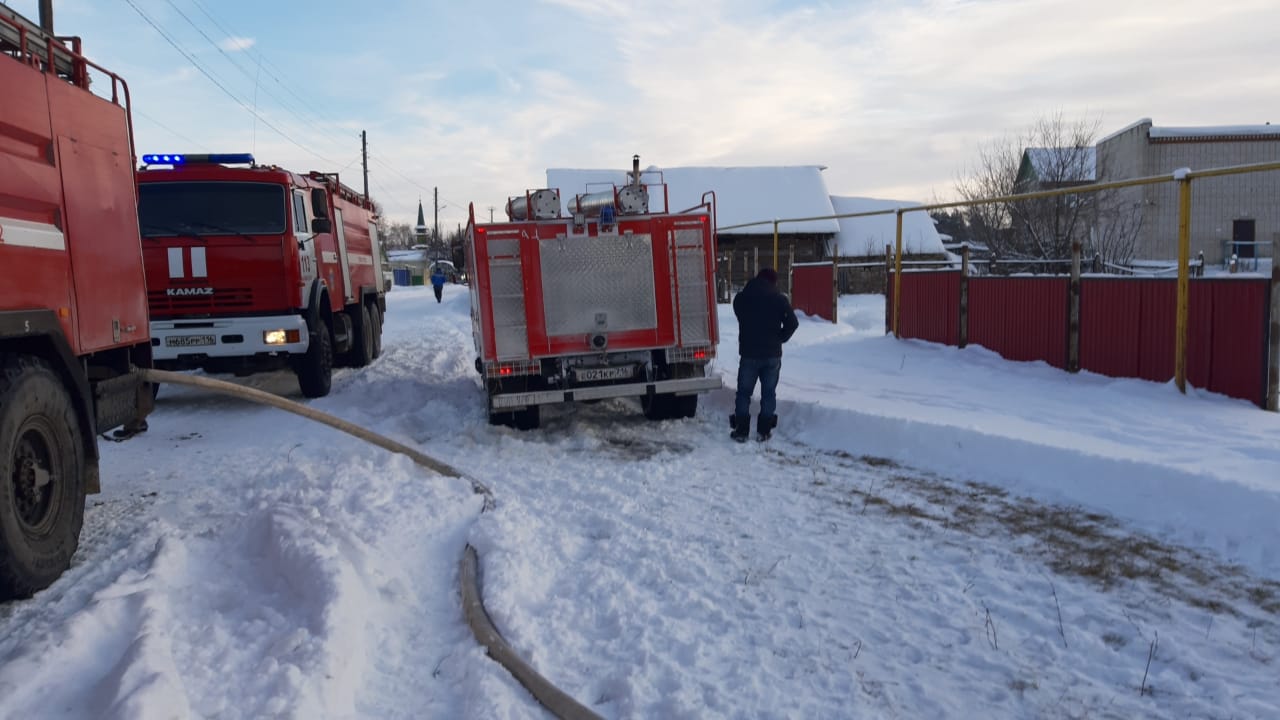 На тушение пожара выехали сотрудники МЧС РФ по ПТ