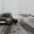 В Татарстане автоинспекторы помогли женщине с детьми, которая ехала по трассе с пробитым колесом