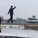 Пробки не проблема: в Казани очевидцы заметили странного мужчину, который шел по Миллениуму