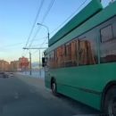 «Всем нельзя, а ему можно»: в Казани троллейбус проехал на красный свет