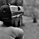 Российские подростки с пистолетом устроили стрельбу и напали на очевидца