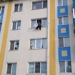 83-летняя пенсионерка в Татарстане уселась на карнизе многоэтажки: спасателям пришлось поспешить