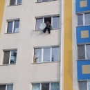 83-летняя пенсионерка в Татарстане уселась на карнизе многоэтажки: спасателям пришлось поспешить