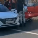 Драка водителей в центре Казани попала на видео: за что шофер автобуса побил таксиста