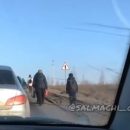 «Пешком быстрее»: жители Куюков из-за огромных пробок начали добираться до Казани пешком