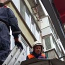 Пролетел 4 этажа, упал на крышу аптеки, но выжил: спасенного мужчину в Казани передали медикам