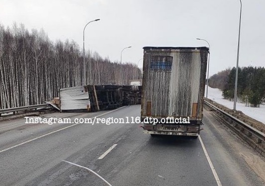 Из-за опрокинувшейся фуры на трассе в Татарстане возникла огромная пробка