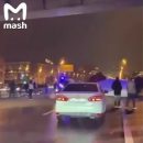 Упавшая в Москве с эстакады фура попала на видео
