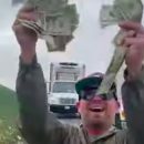 Водители собрали рассыпанные инкассаторами тысячи долларов и попали за решетку