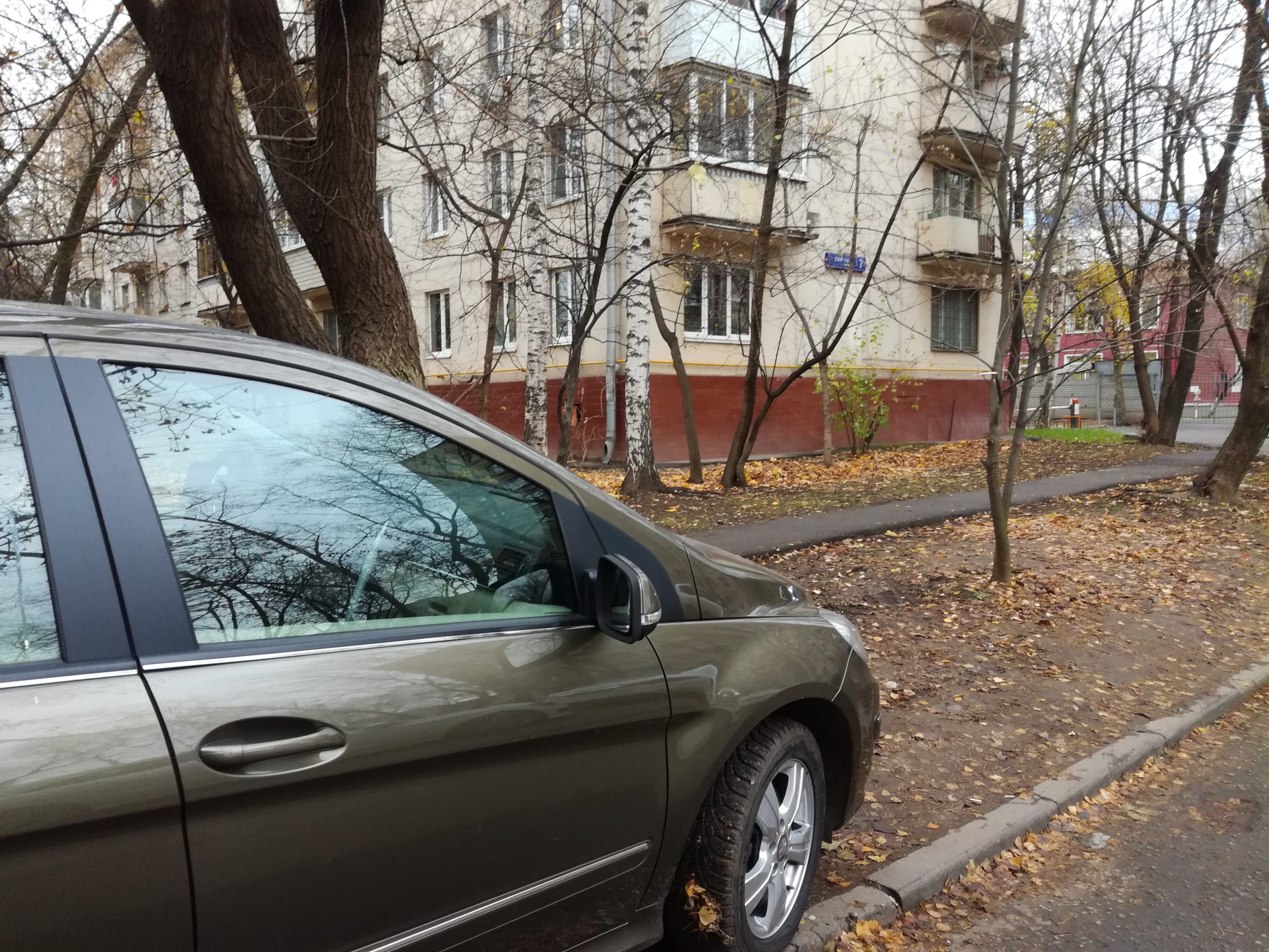 Москвичи не могут получить разрешения на бесплатную парковку у дома Москвичи не могут получить разрешения на бесплатную парковку у дома