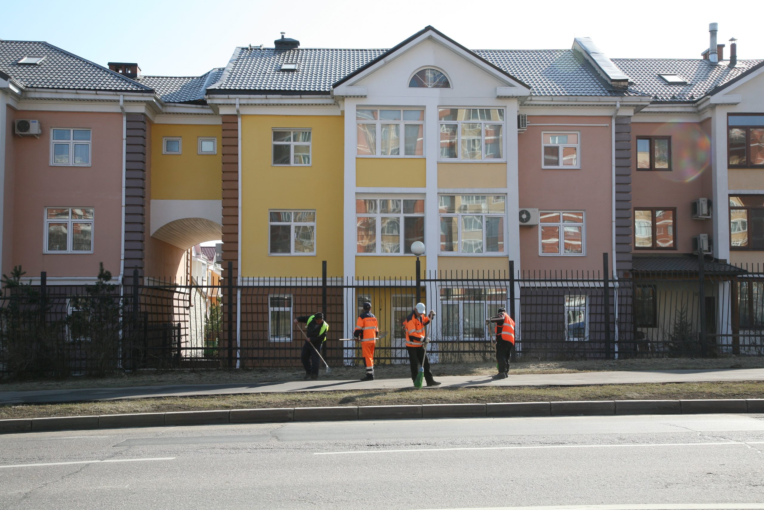 Более половины жильцов многоквартирных домов не знают название своей УК Более половины жильцов многоквартирных домов не знают название своей УК