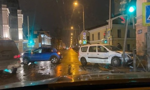 В Казани столкнулись две машины и снесли светофор В Казани столкнулись две машины и снесли светофор