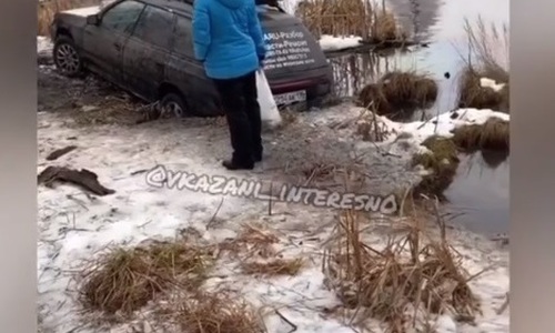 Машина провалилась под воду на Голубом озере Машина провалилась под воду на Голубом озере