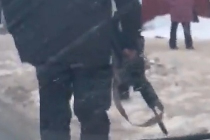 Погоня россиянина с автоматом за прохожим попала на видео Погоня россиянина с автоматом за прохожим попала на видео