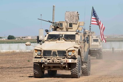 Американские военные в Сирии направились к границе с Ираком Американские военные в Сирии направились к границе с Ираком