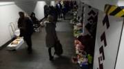 В недавно отремонтированном переходе метро «Святошин» разместились нелегальные торговцы В недавно отремонтированном переходе метро «Святошин» разместились нелегальные торговцы