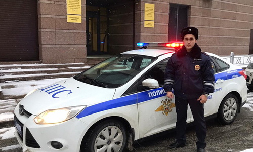 В Казани полицейский помог пожилой нарушительнице перейти дорогу