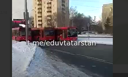 В Казани три автобуса столкнулись возле остановки и перекрыли дорогу В Казани три автобуса столкнулись возле остановки и перекрыли дорогу