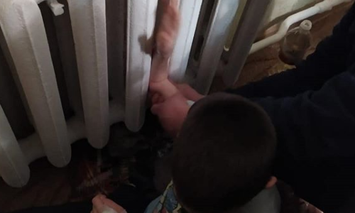 Казанские спасатели освободили мальчика, застрявшего рукой в батарее