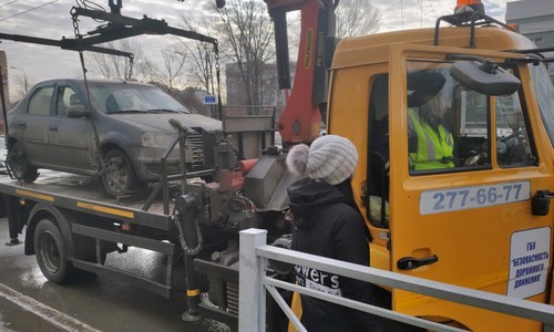 Вышел за пирожком — остался без авто: в Казани машины автохамов увозят на эвакуаторе Вышел за пирожком — остался без авто: в Казани машины автохамов увозят на эвакуаторе