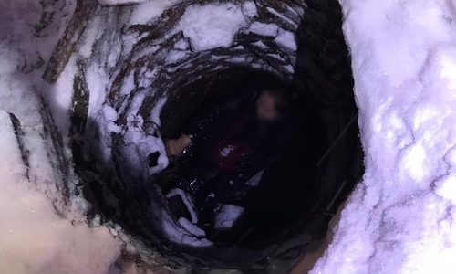 В Казани женщина провалилась в люк. Ей потребовалась помощь спасателей В Казани женщина провалилась в люк. Ей потребовалась помощь спасателей