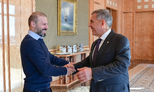 Мининиханов подарит казанской школе майку с автографом футболиста Карадениза Мининиханов подарит казанской школе майку с автографом футболиста Карадениза